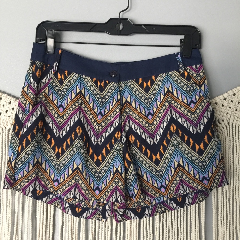 Ezra Chevron Graffiti Print Shorts